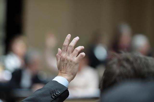CC-BY-NC-SA Abstimmung von Bundesrat / flickr.com Hand zur Abstimmung gehoben