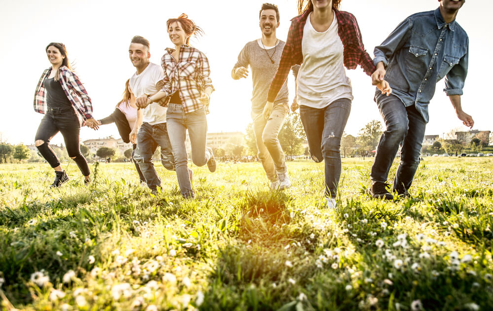 Jugendliche auf Wiese gemeinsam für den Umweltschutz (c) oneinchpunch / Shutterstock Jugendliche auf Wiese gemeinsam für den Umweltschutz (c) oneinchpunch / Shutterstock