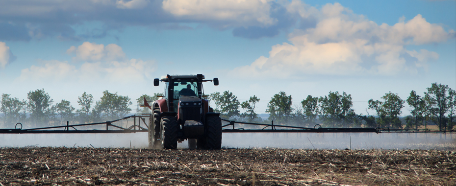Ein Traktor versprüht Glyphosat auf einem Feld