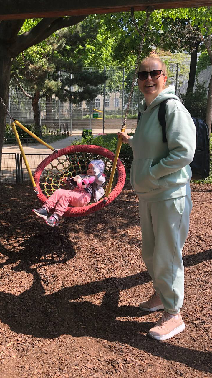 Mascha Hotenko mit ihrer Mutter nach der Behandlung im St. Anna Kinderspital Mascha Hotenko mit ihrer Mutter nach der Behandlung im St. Anna Kinderspital