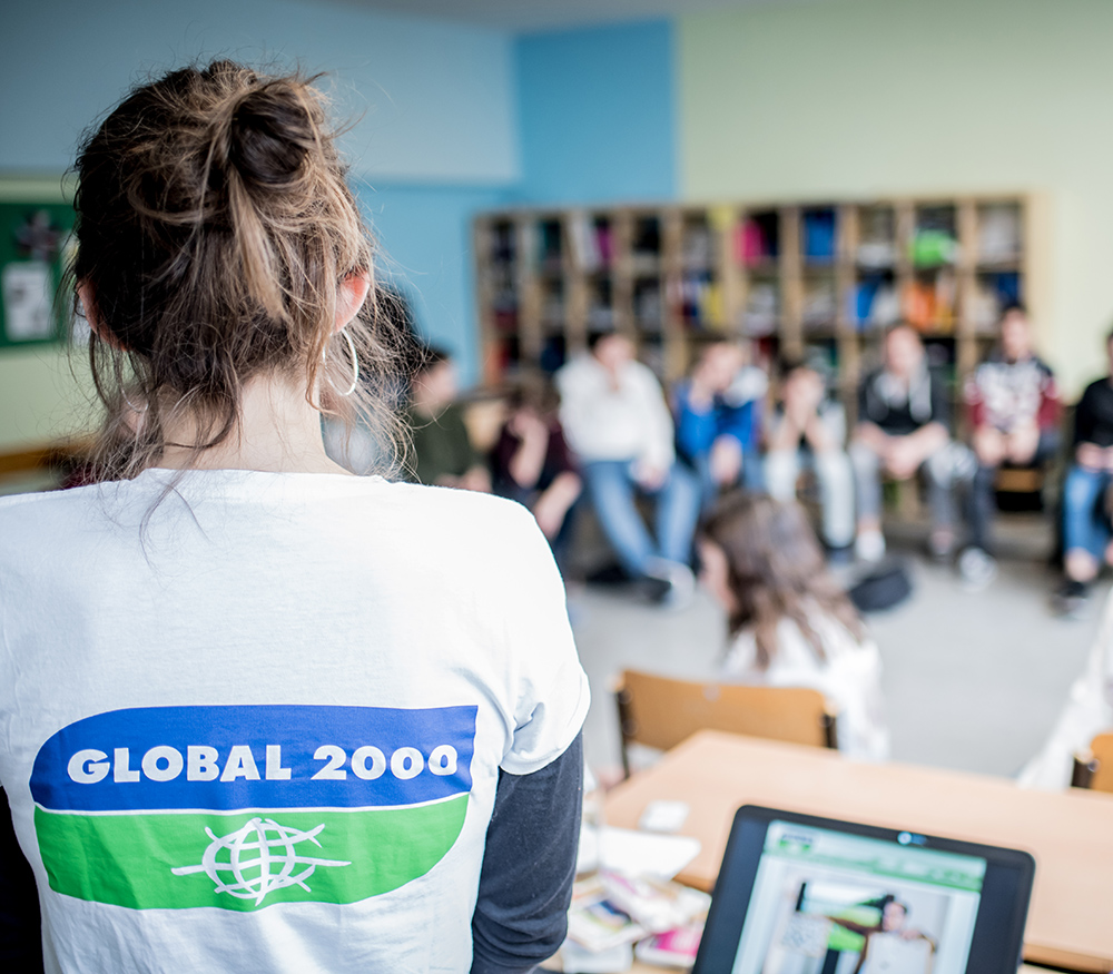 GLOBAL 2000 Umweltkommunikation Umweltkommunikatiorin vor Schulklasse beim Pestizidworkshop
