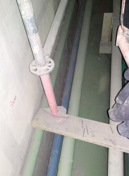 Mochovce 3: Ein Baugerüst wird auf Rohren abgestützt Mochovce 3: Ein Baugerüst wird auf Rohren abgestützt