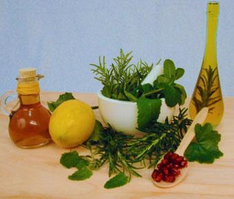 Kräuter und Öle für die Zubereitung von Naturkosmetik