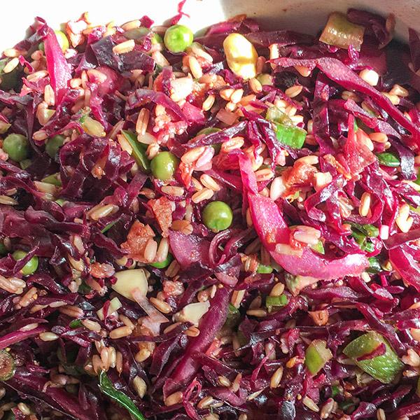 Rotkraut-Einkornsalat
