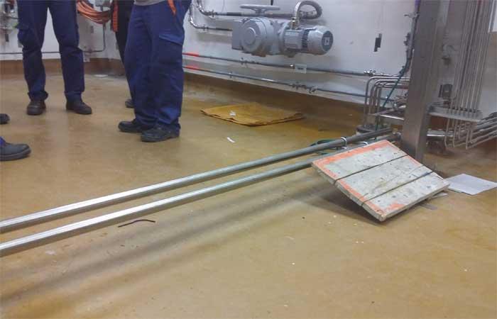 Absurde Baumängel: Rohre sind auf Knöchelhöhe quer durch den Raum verlegt Absurde Baumängel: Rohre sind auf Knöchelhöhe quer durch den Raum verlegt