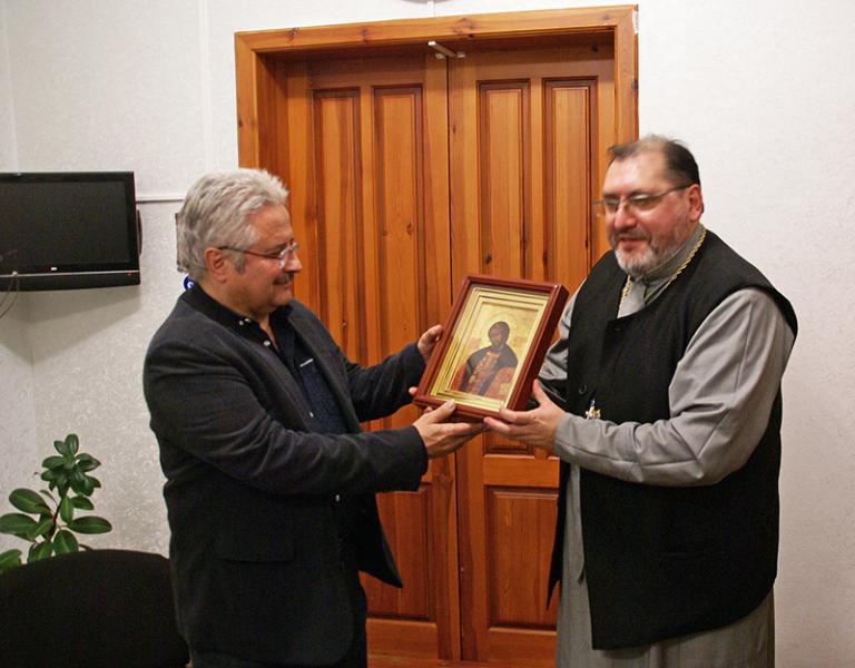 Vater Aleksandr und Christoph Otto Übergabe einer Ikone von Vater Alkesandr an Christoph Otto