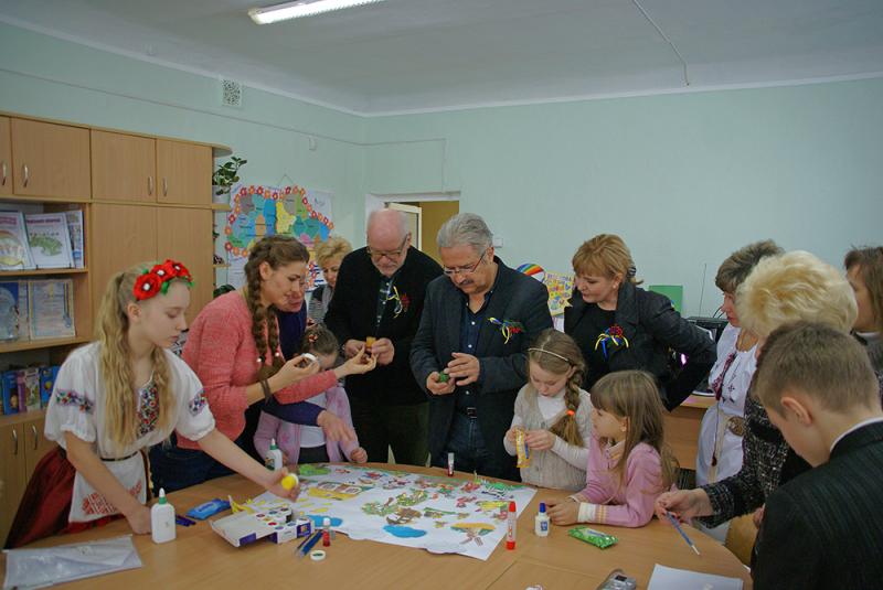 Gemeinsames Kunstwerk basteln. Ein Kunstwerk wird gemeinsam gebastelt.