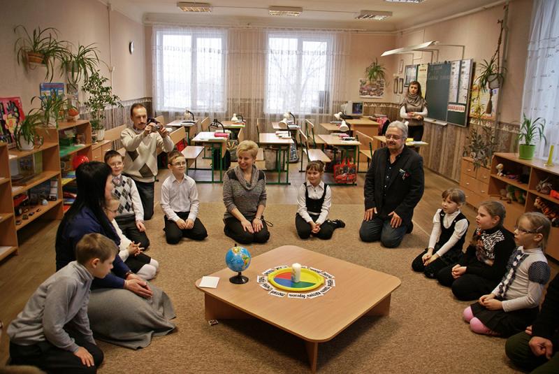 Geburtstagsfeier Kinder sitzen im Kreis um Geburtstag zu feiern.