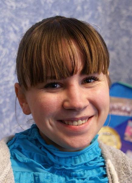 Kuliya Krynychna lächelt Julia Krynychna kann wieder entspannt lachen, die Zahnlücke geschlossen.