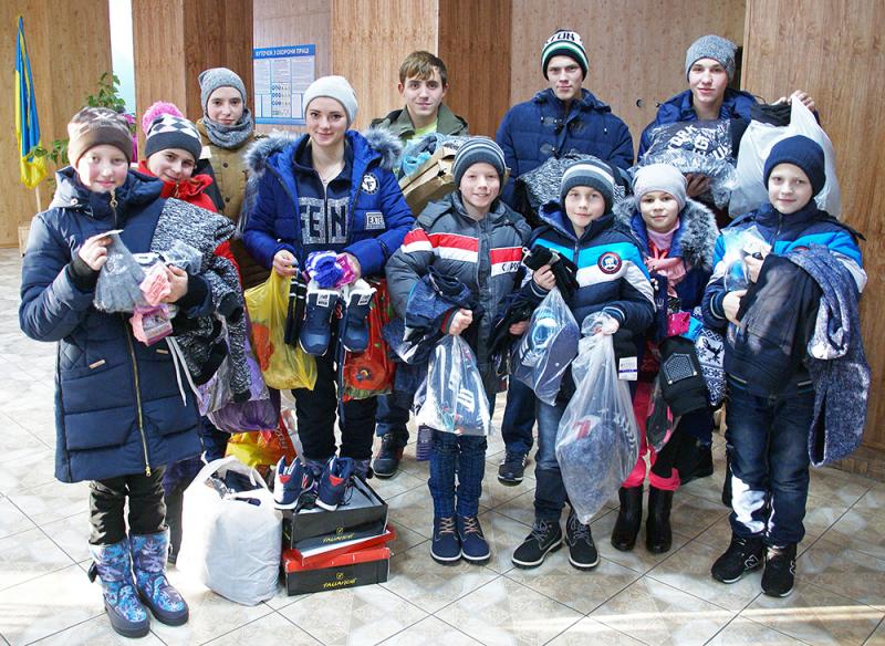 Die Kinder freuen sich über die Geschenke aus Österreich. Die Kinder sind glücklich über die neue Winterkleidung und Schuhe.