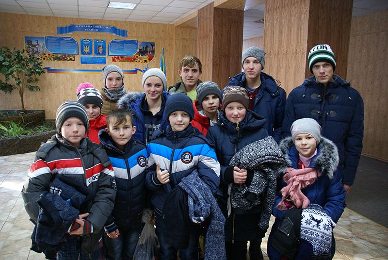 Die Kinder freuen sich über die neue Winterkleidung. Die Kinder freuen sich über die neue Winterkleidung.