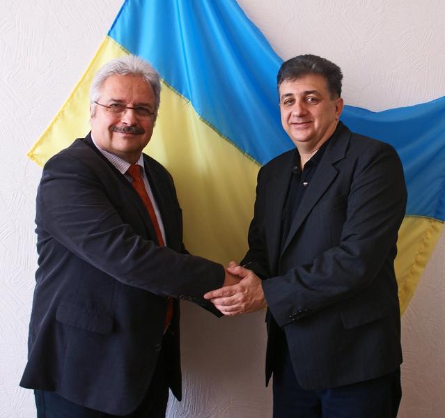 Handschlag mit dem Landesrat Yuriy Viktorovych Stetsyuk Handschlag mit dem Landesrat Yuriy Viktorovych Stetsyuk