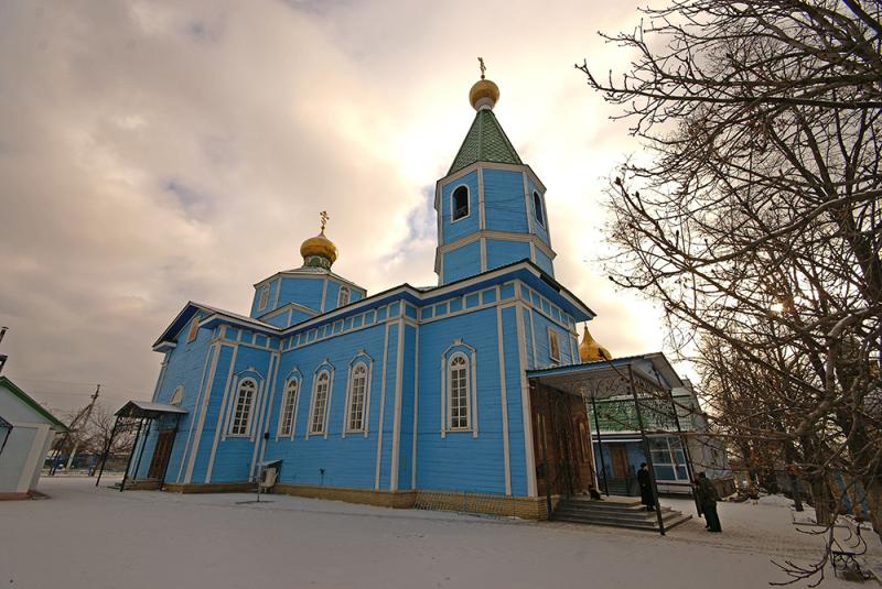 Blaue Holzkirche in Krasny Liman, Ukraine.