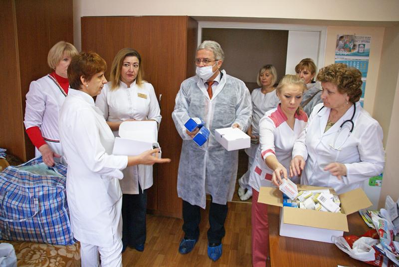 Auf der Hämatologischen Station am Kinderkrankenhaus Nr. 16 in Kharkov werden Hilfsmittel übergeben.