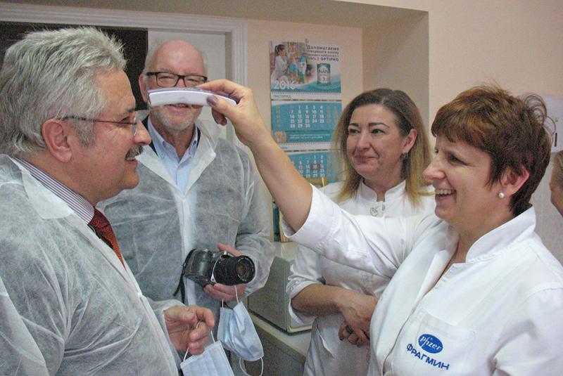 Die Ärztin Ludmilla Marenych im Kinderkrankenhaus probiert die soeben übergebenen Stirnthermometer an Christoph Otto aus.