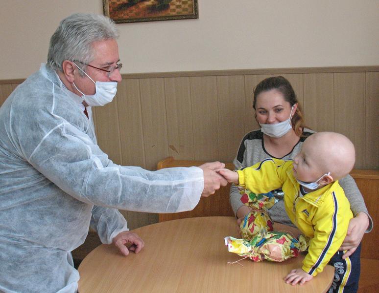 Handschlag Christoph Otto und Denys Denys gibt Christoph Otto die Hand.