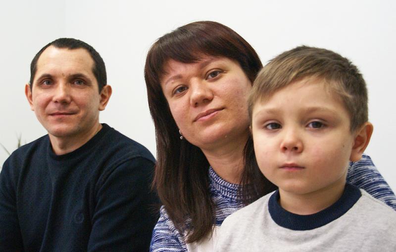 Maksym und seine Eltern.