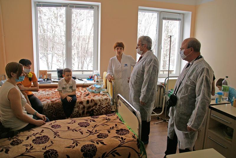Christoph Otto spricht mit PatientInnen im Kinderkrankenhaus Nr. 16 in Kharkov