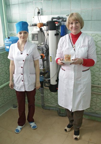Tatyana Kharchenko und Trinkwasser-Reinigungsanlage Tatyana Kharchenko, Direktorin des Krankenhauses, zeigt die Trinkwasser-Reinigungsanlage aus Österreich.