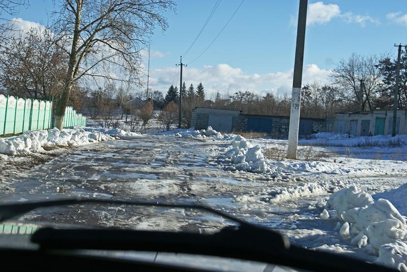 Straße nach Severdonetsk Schneebedeckte Straße nach Severdonetsk