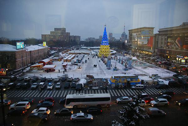 Weihnachtsmarkt in Kahrkov mit blau gelben Christbaum.