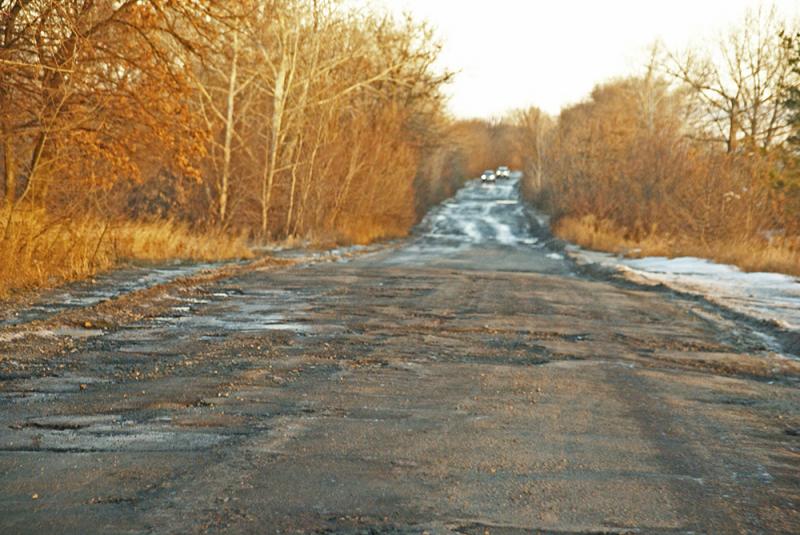 Straße Ukraine Straße mit Buckeln und Löchern.