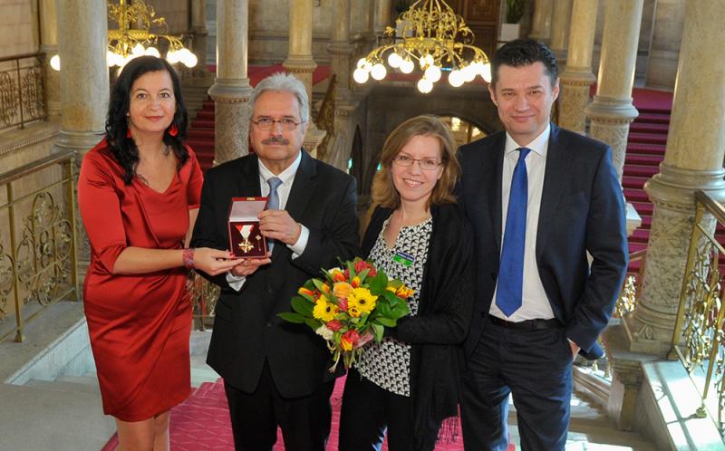 Goldenes Verdienstzeichen für Tschernobyl-Kinder Projektleiter Christoph Otto Goldenes Verdienstzeichen für Tschernobyl-Kinder Projektleiter Christoph Otto