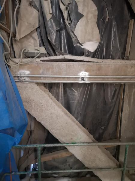 Gestauchter Träger neben der Turbinenhalle (10.01.2019) Gestauchter Träger neben der Turbinenhalle (10.01.2019)