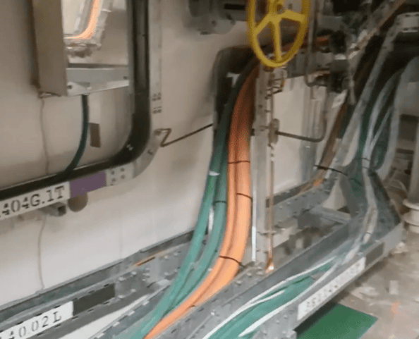 Das grüne Kabel ist eindeutig zu kurz Das grüne Kabel ist eindeutig zu kurz