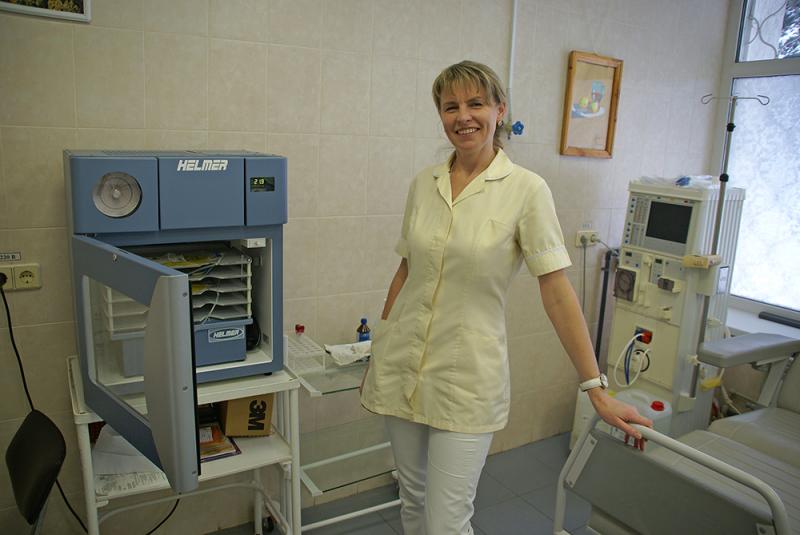 Dialysegerät im Krankenhaus Kharkov. Krankenschwester Oksana Fesenko präsentiert das Dialysegerät.