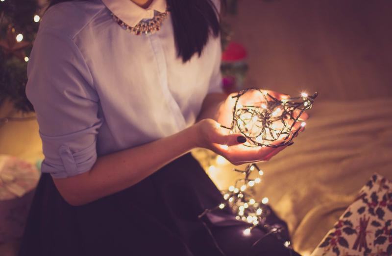 Lichterkette Mädchen mit Lichterkette