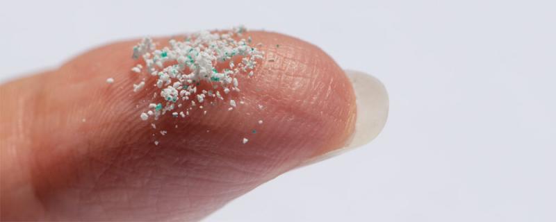 Mikroplastik Mikroplastik auf Finger