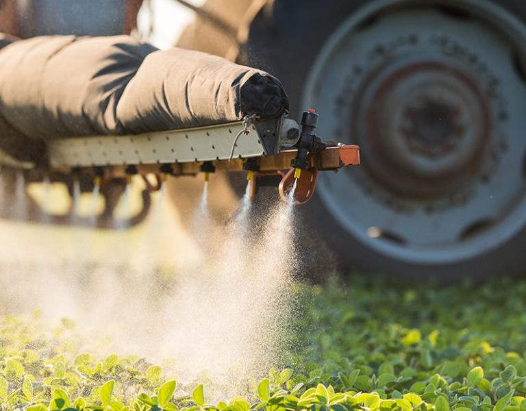 Traktor spritzt Pestizide