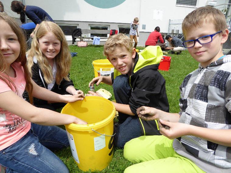 SchülerInnen der Volksschule Weibern beim Basteln von Samenbomben