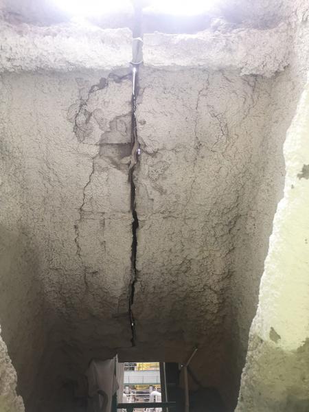 Gravierende Risse im Stiegenhaus neben der Turbinenhalle Gravierende Risse im Stiegenhaus neben der Turbinenhalle