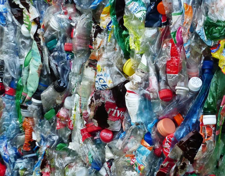 Plastikflaschen zusammen gepresst