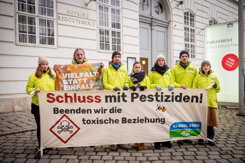 GLOBAL 2000-Aktivist:innen fordern "Schluss mit Pestiziden"