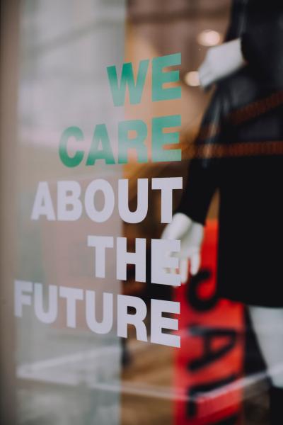 Schaufenster eines Modegeschäfts mit der Aufschrift "we care about the future"