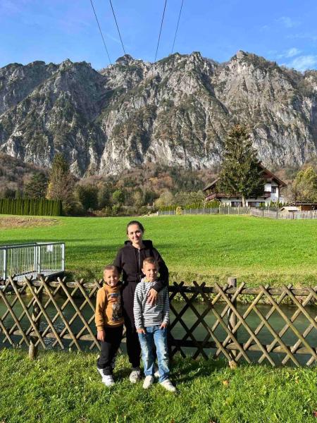 Oksana mit ihren beiden Kindern vor einem Berg