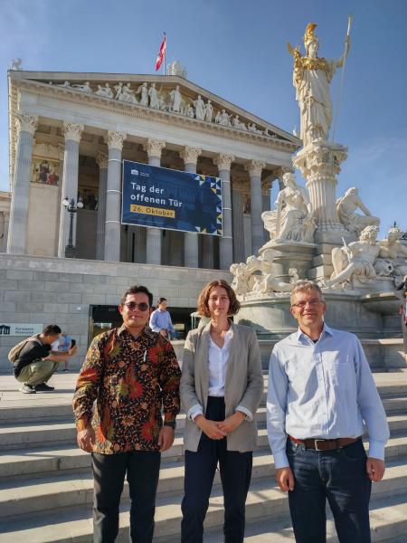 Parid Ridwanuddin, Anna Leitner und Yvan Millard-Ardenti vor dem österreichischen Parlament