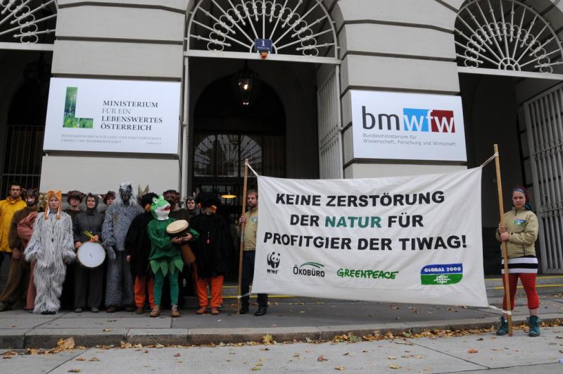 Aktivit:innen sind als Tiere verkleidet und halten Plakat in die Kamera.