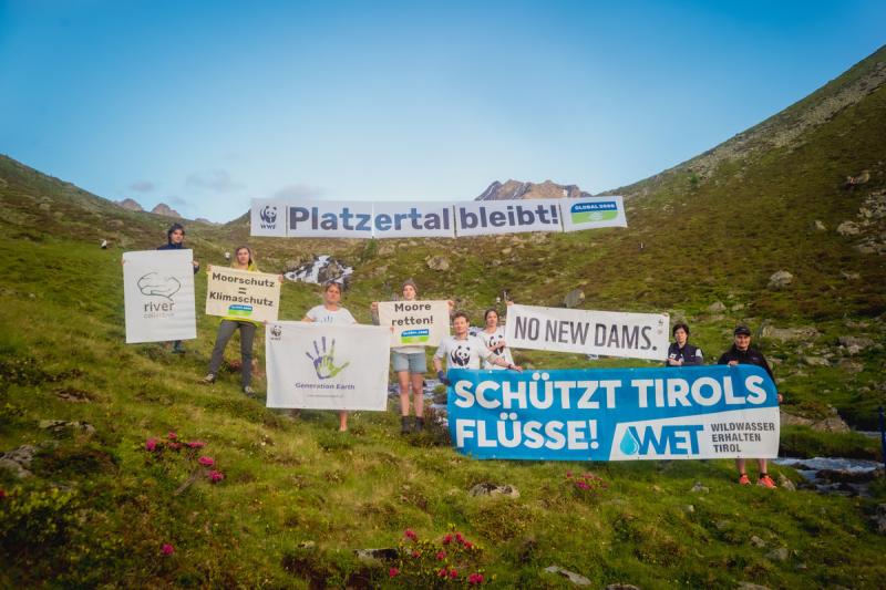 Aktion im Platzertal mit weiteren Organisationen und einem 50m breiten Banner auf dem "Platzertal bleibt" steht.