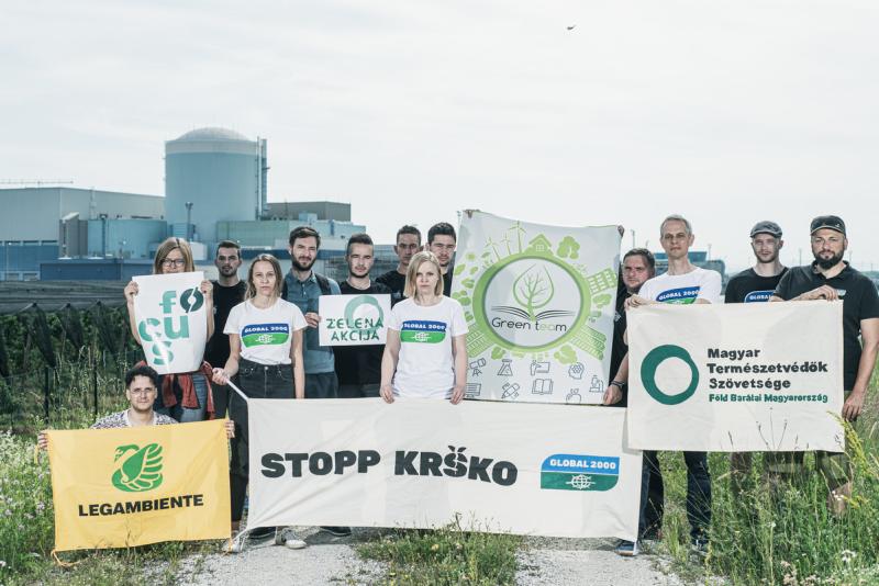 Mehrere NGOs protestieren vor dem Kernkraftwerk Krsko