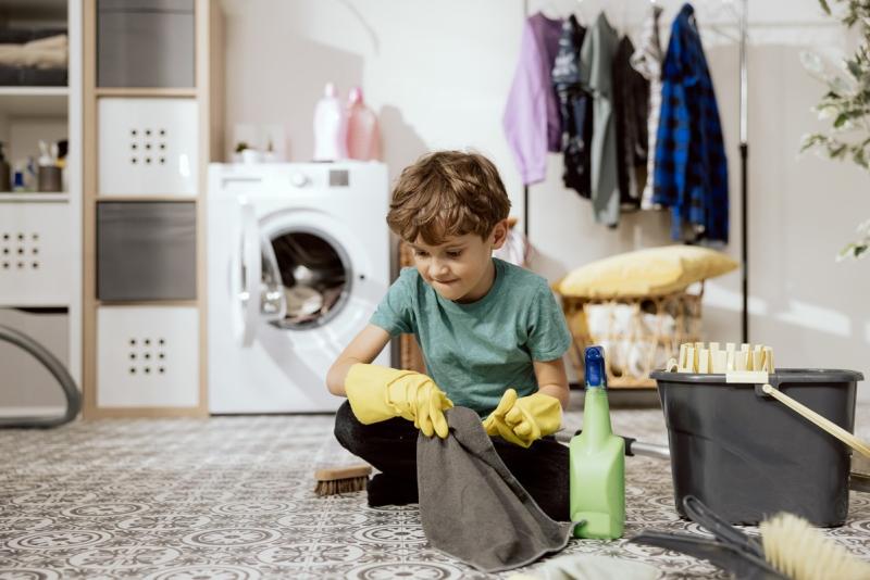 Kind putzt Wohnung
