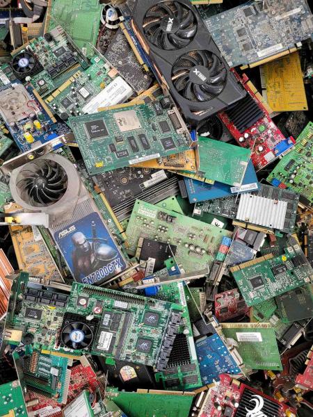 Elektroschrott von Computern auf einem Haufen
