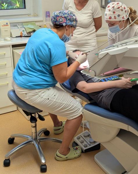 Kind bekommt eine Behandlung von Zahnärztin