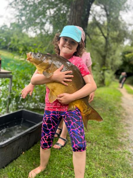 Kind hält großen Fisch
