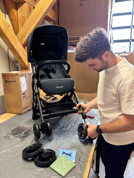 Byeagain Mitarbeiter beim Check eines Kinderwagens