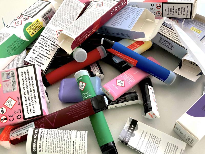 Viele Einweg-Vapes übereinander