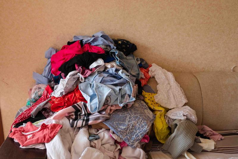 Kleiderhaufen in einem Zimmer